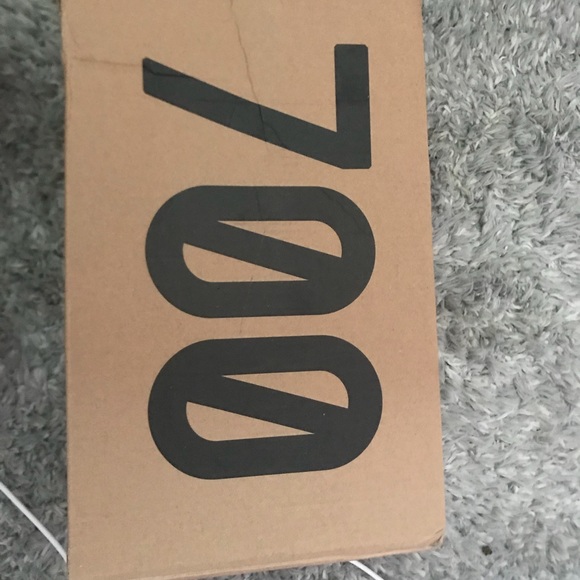 Yeezy 700 - Picture 4 of 4